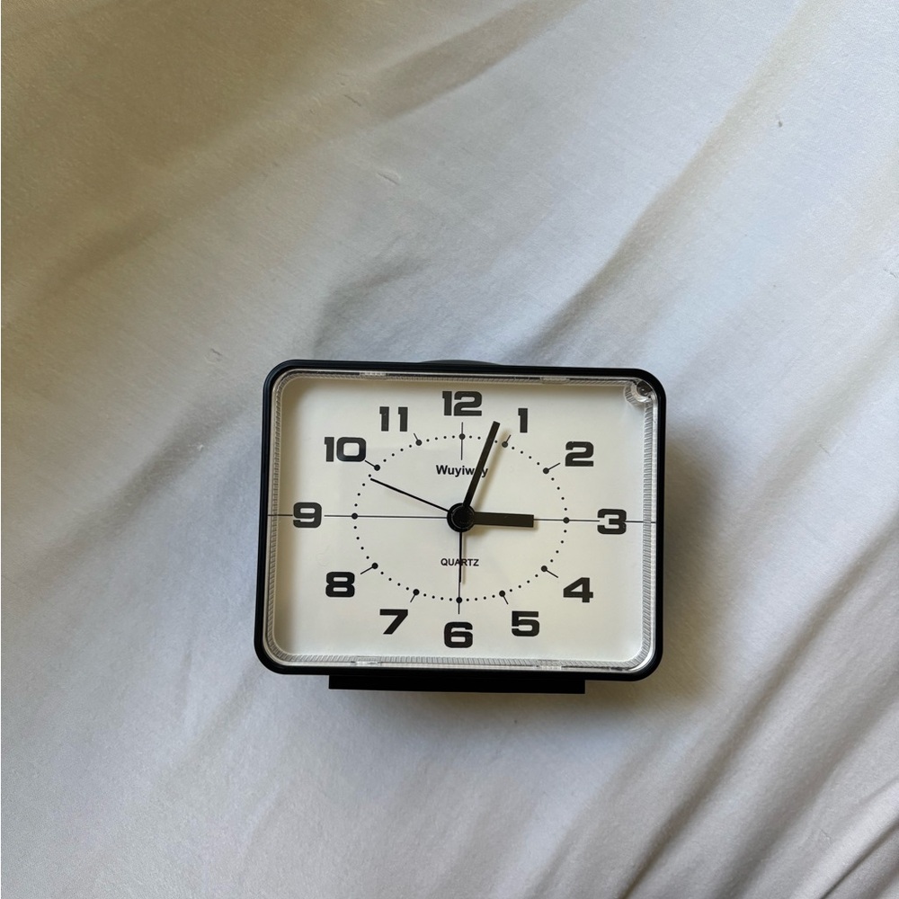 Black and White battery alarm Clock